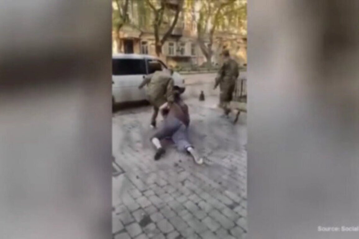 Ukrainian draft officers filmed forcibly detaining recruits (VIDEOS)