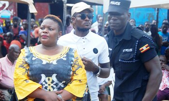 Kusasira ng'awuliriza ebizibu by'abakolera mu lufula y'oku Kaleerwe. Mu mugongo gwe ye DJ Michael. Kusasira ng'awuliriza ebizibu by'abakolera mu lufula y'oku Kaleerwe. Mu mugongo gwe ye DJ Michael.