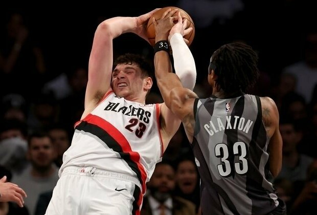 Blazers pull away in first half, roll to win over Nets