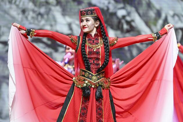 ChineseToday | Ethnic charm of young dancer glows on stage of Pamir Plateau