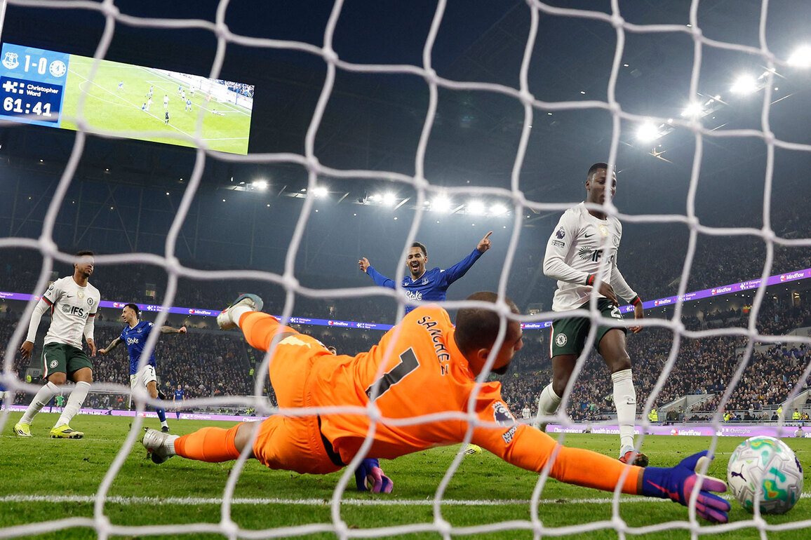 Premier League: Everton cruise past Chelsea; Liverpool slip again in top-four race