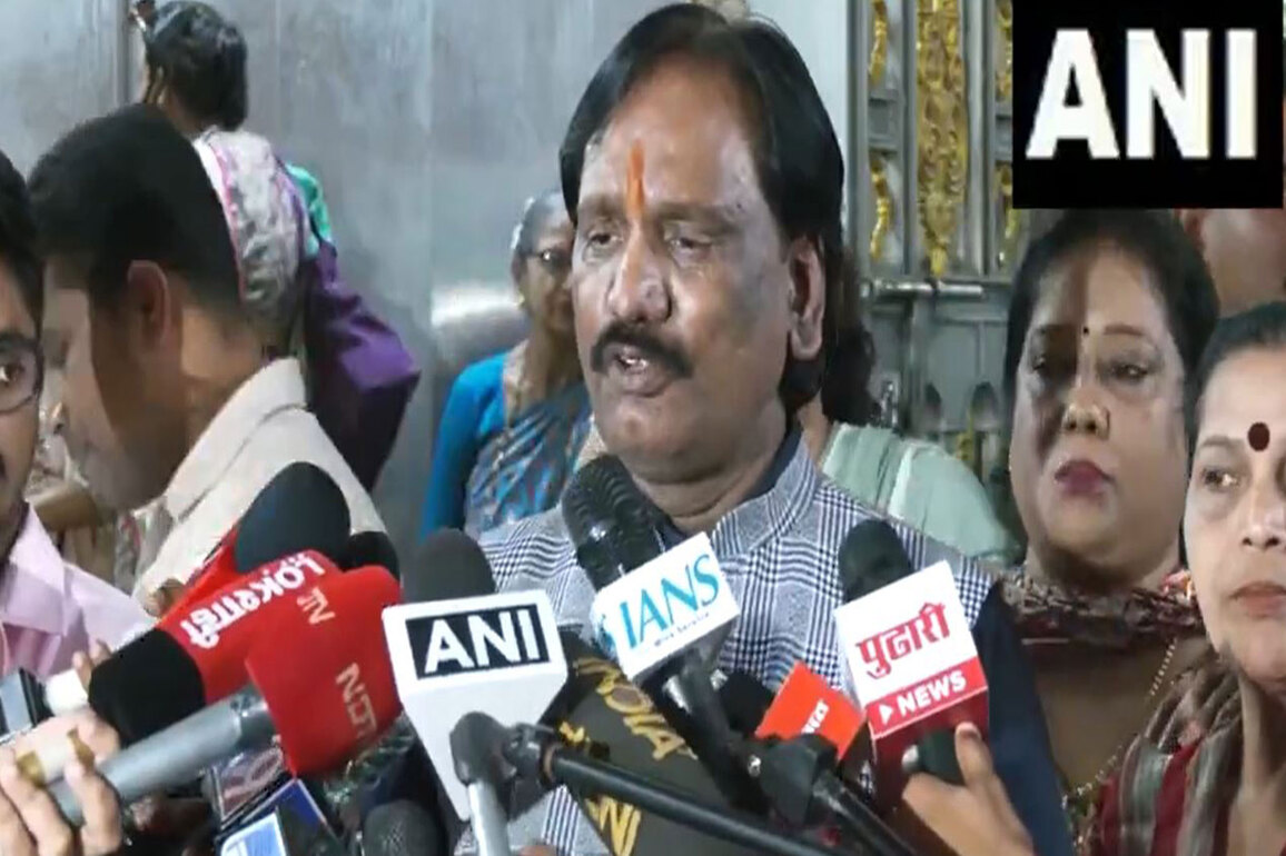 "Presented everything with solid proof...EC should provide clarification": Shiv Sena (UBT) leader on Rahul Gandhi's vote chori allegation
