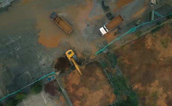 Toxic sludge was carted in lorries through town and spilled onto roads poisoning the people in the area / Credit: Netflix