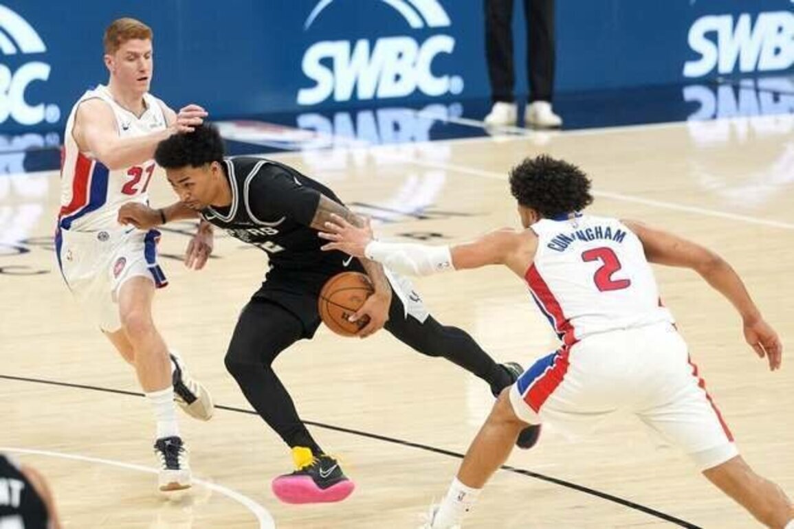 Victor Wembanyama's all-around effort carries Spurs past Pistons