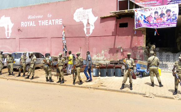 Abaserikale abayiiriddwa ku Royal Theartre nga basengula Kato Lubwama. EBIFAANANYI BYA JOSEPH MAKUMBI Abaserikale abayiiriddwa ku Royal Theartre nga basengula Kato Lubwama. EBIFAANANYI BYA JOSEPH MAKUMBI