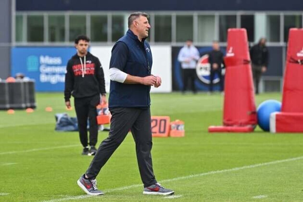 Patriots coach Mike Vrabel dances around distractions, 'focus on today'