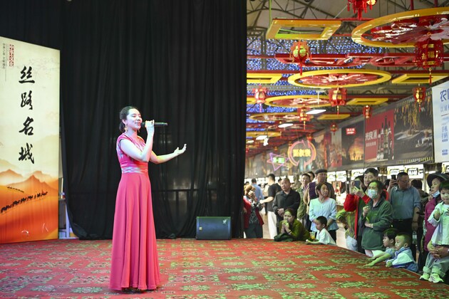 ChineseToday | Artist enliven Hotan night market with song and dance