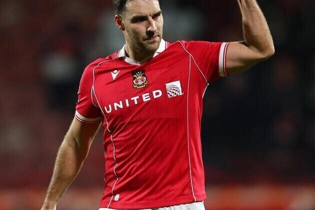 Wrexham re-signs M Matty James