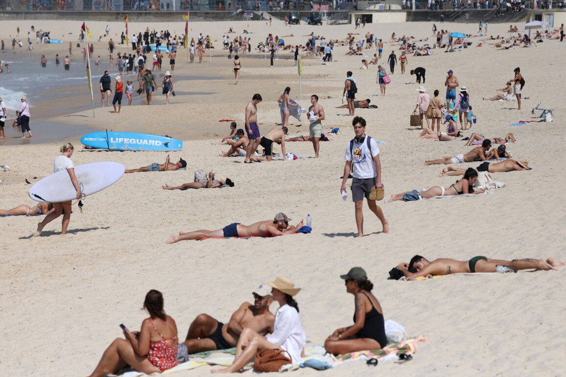 Several people feared dead after gunfire erupts at Bondi Beach during Hanukkah gathering