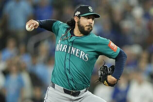 Reports: Mariners exercise closer Andres Munoz's option