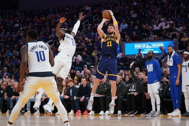 NBA roundup: Warriors' Klay Thompson bombs in 12 treys