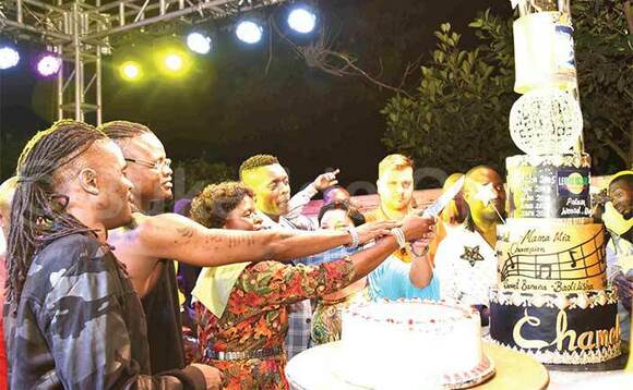 Chameleone ng’asala keeki n’aba famire ye. Oku- leone ng’anyumirwa. va ku kkono, Weasel, Pallaso ne Maama waabwe. Chameleone ng’asala keeki n’aba famire ye. Oku- leone ng’anyumirwa. va ku kkono, Weasel, Pallaso ne Maama waabwe.