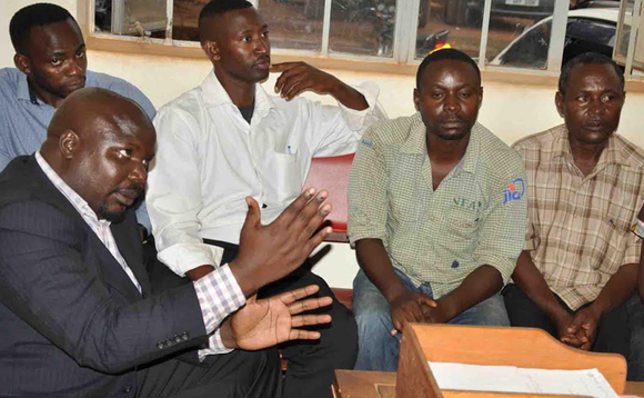 Munyagwa nga yenyoola n'abasirikale ba Poliisi ye Mpigi Munyagwa nga yenyoola n'abasirikale ba Poliisi ye Mpigi