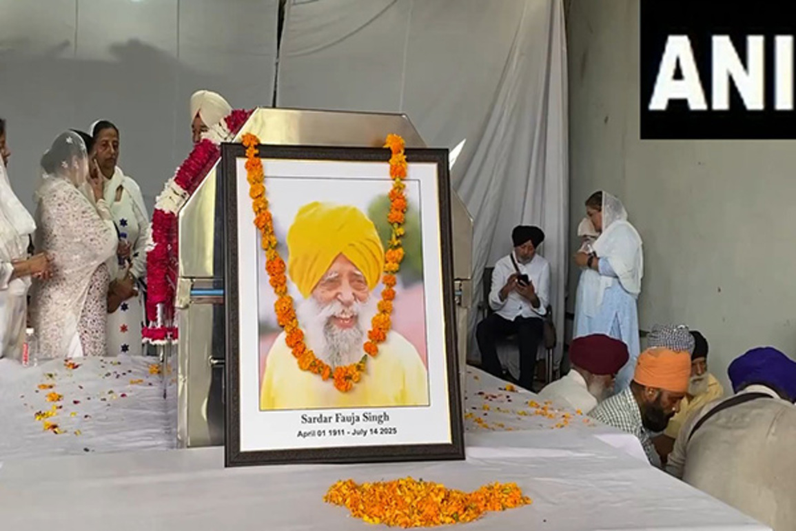 Marathon legend Fauja Singh's last rites held in Jalandhar