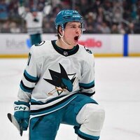 Surging Lightning take aim at Sharks