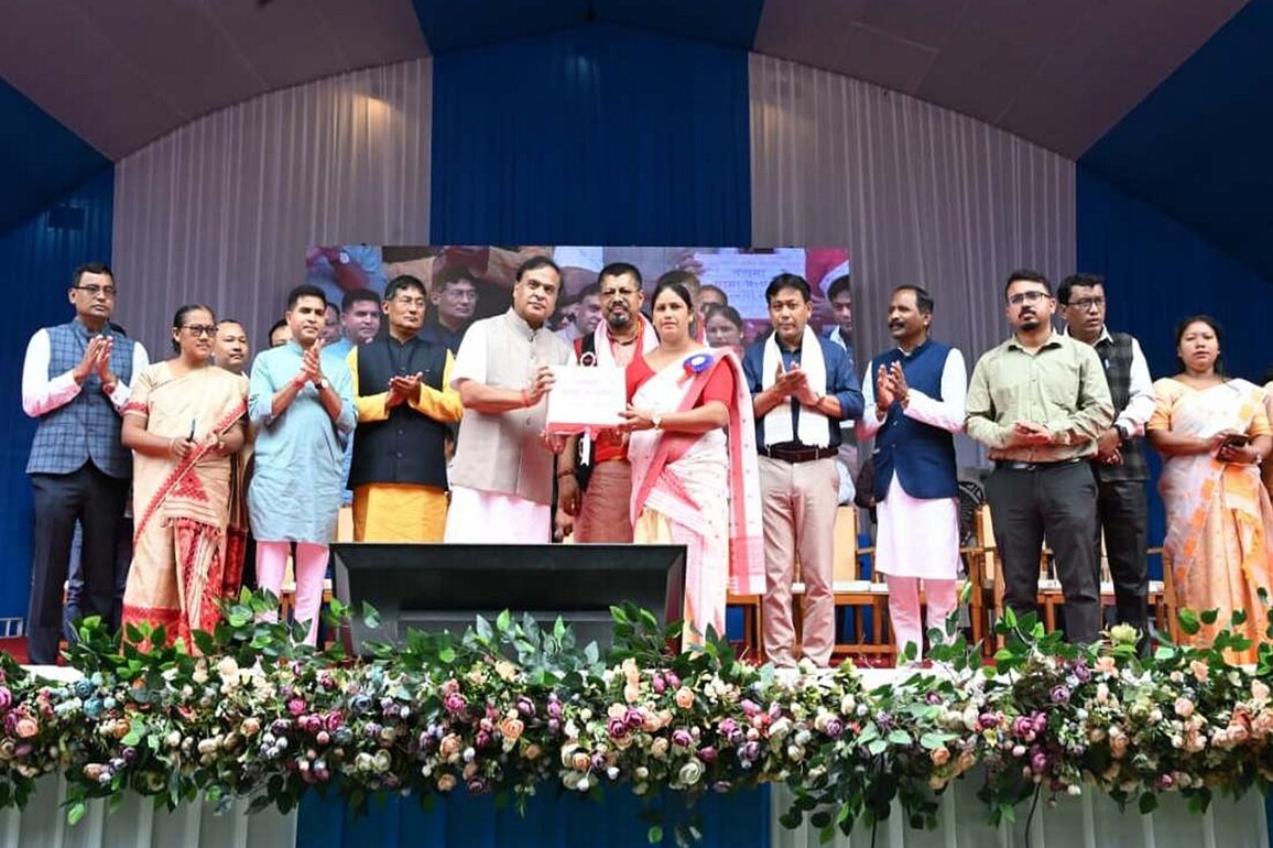 Assam CM distributes cheques to 27,573 beneficiaries under Mukhya Mantri Mahila Udyamita Abhiyan in Sadiya