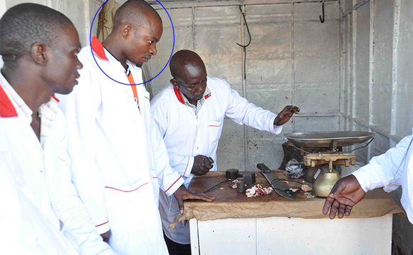 Omukinjaaji Musa Kisitu (asaziddwako) eyakwatiddwa namayinja ga minzaani agatawera ng'agakwese mu gambuutu Omukinjaaji Musa Kisitu (asaziddwako) eyakwatiddwa namayinja ga minzaani agatawera ng'agakwese mu gambuutu