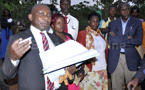 Omulamuzi Adyeri ng’aluηηamya abatuuze b’e Kisiiwuula e Lusango mu Bukulula Kalungu ku nkaayana z’ekibanja. Omulamuzi Adyeri ng’aluηηamya abatuuze b’e Kisiiwuula e Lusango mu Bukulula Kalungu ku nkaayana z’ekibanja.