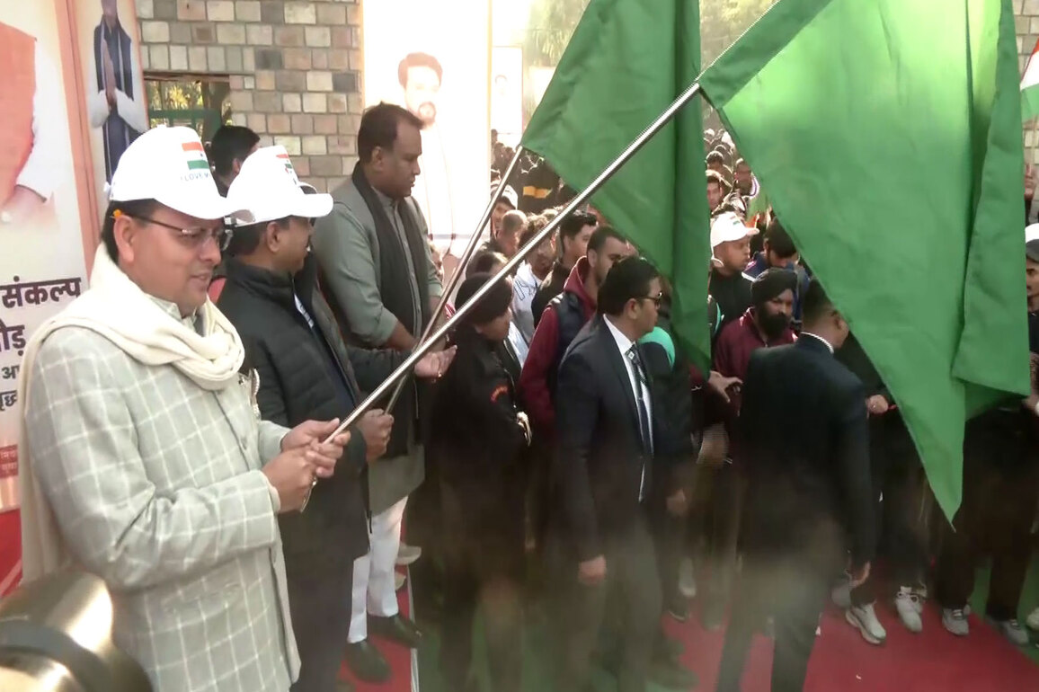 Uttarakhand CM Dhami flags off 'Swadeshi Sankalp Run' in Dehradun on Swami Vivekananda Jayanti