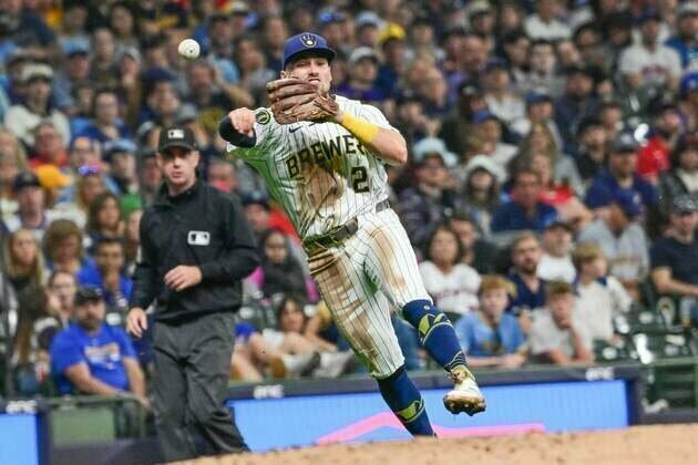 MLB roundup: Brewers clinch playoff berth, then down Cards in 10