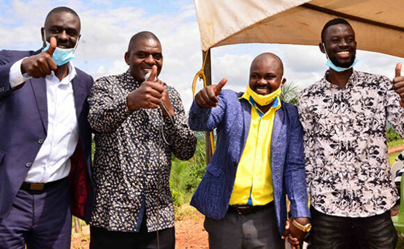 Minisita Galabuzi ng'atabaganya abaawanguddwa. Kuliko Ronnie Nsubuga Mubiru (owookubiri ku ddyo), Afani Matovu ne Allan Muyinda (addiridde minisita ku kkono). Bano bakkirizza okuwagira bannaabwe abaabawangudde. Minisita Galabuzi ng'atabaganya abaawanguddwa. Kuliko Ronnie Nsubuga Mubiru (owookubiri ku ddyo), Afani Matovu ne Allan Muyinda (addiridde minisita ku kkono). Bano bakkirizza okuwagira bannaabwe abaabawangudde.