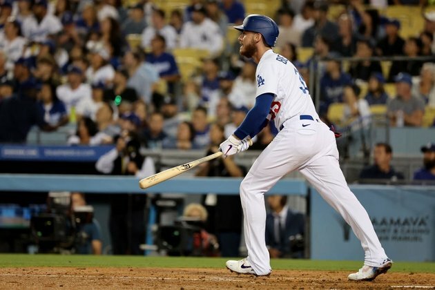 Clayton Kershaw dominates as Dodgers rout Rockies