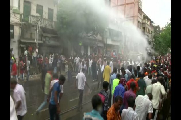 Kolkata Police baton charge at BJP workers