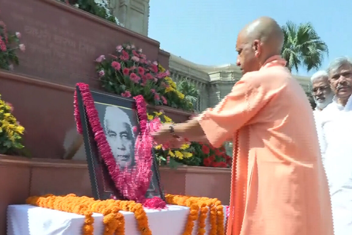 "Messiah of farmers": CM Yogi Adityanath pays floral tribute to former PM Charan Singh on his death anniversary