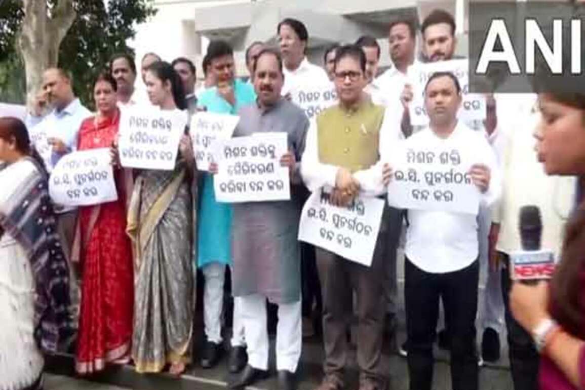 Odisha: BJD MLAs protest against BJP Govt over Mission Shakti restructuring
