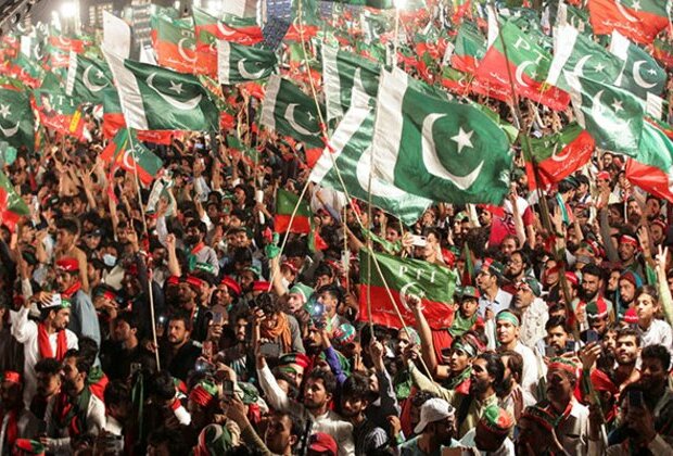 Islamabad: Clashes between Pakistan Tehreek-e-Insaf supporters and police at D-Chowk