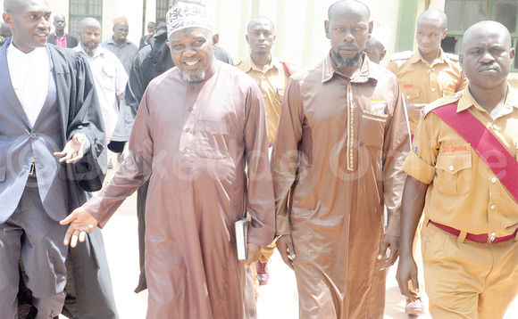 Sheikh Mwanje (owookubiri ku kkono) ng’ava mu kkooti ne banne eggulo. Ku kkono ye munnamateeka waabwe Friday Kagoro. Sheikh Mwanje (owookubiri ku kkono) ng’ava mu kkooti ne banne eggulo. Ku kkono ye munnamateeka waabwe Friday Kagoro.