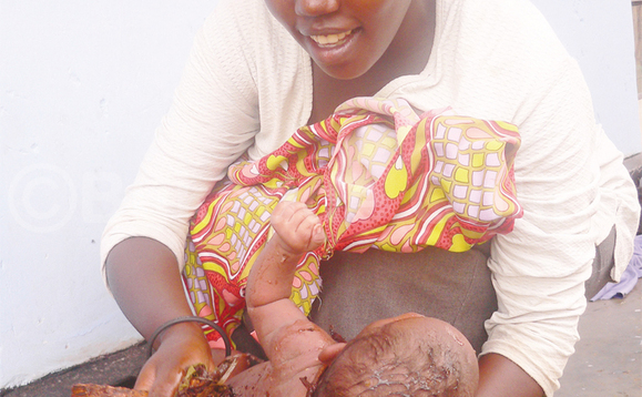 Omuzadde ng’anaaza omwana ekyogero. Omuzadde ng’anaaza omwana ekyogero.