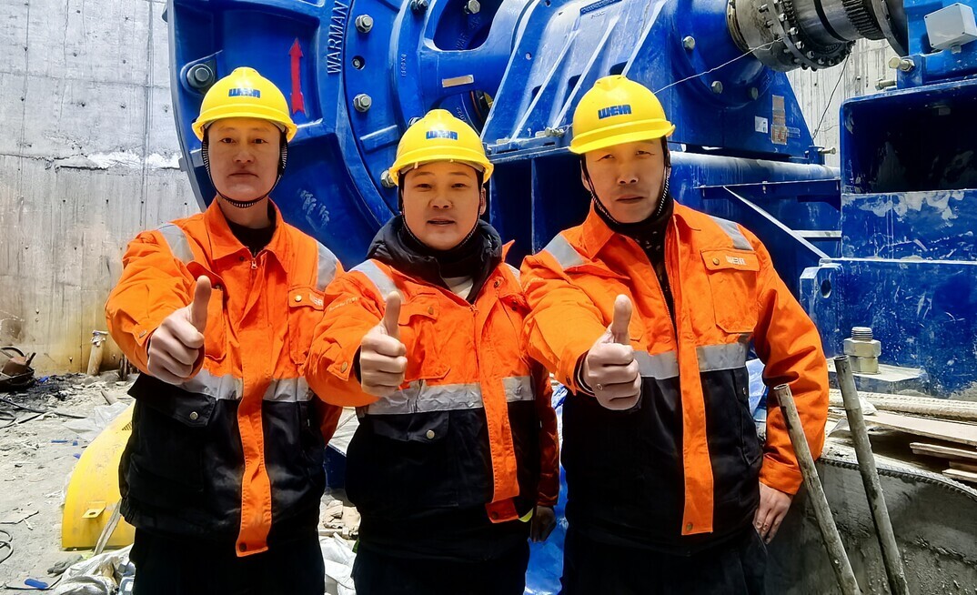 The Weir service team in front of one of the WARMAN MCR 750 slurry pumps