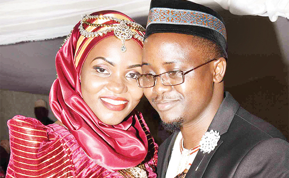 Abagole Aminah ne Muhammad Kamoga ku mukolo gwabwe ogw’okwanjula. Abagole Aminah ne Muhammad Kamoga ku mukolo gwabwe ogw’okwanjula.