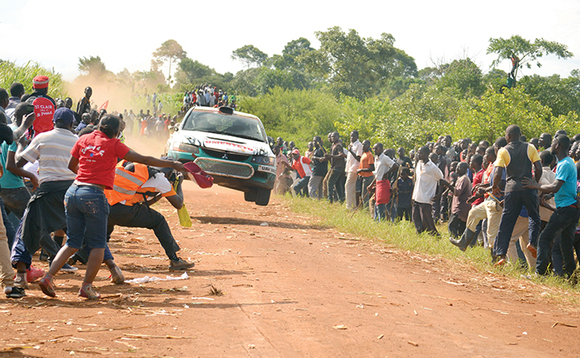 Byona ng'avuga emmotoka ye enkadde. Yali Kayunga mu mpaka za FMU Rally Byona ng'avuga emmotoka ye enkadde. Yali Kayunga mu mpaka za FMU Rally