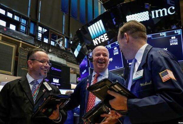 U.S. stocks recover, Dow Jones claws back 294 points