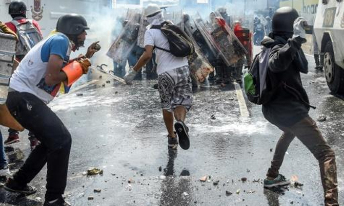 Venezuela protesters bring 'poo bombs' to hurl at cops Venezuela protesters bring 'poo bombs' to hurl at cops