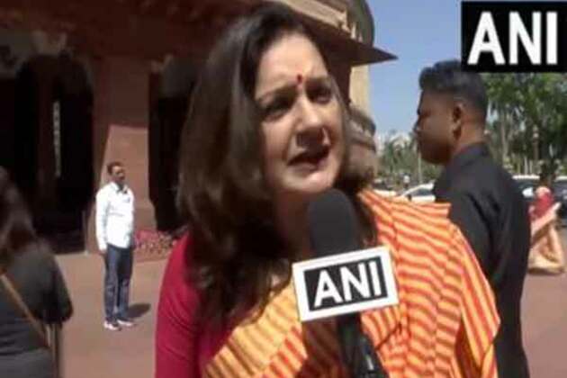 "Sahi baat hai": Sena UBT MP Priyanka Chaturvedi backs Thackeray's remarks on 'Saugat-e-Modi' kit