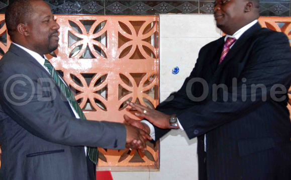 Bishop Kiganda ku kkono nga basikangana mu mukono ne Bishop Makumbi ku ddyo Bishop Kiganda ku kkono nga basikangana mu mukono ne Bishop Makumbi ku ddyo