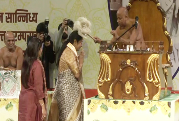 Delhi CM Rekha Gupta takes blessing from Jaint Saint