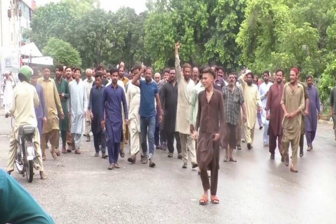 Pakistan traders threaten countrywide shutdown over mandatory billing machines