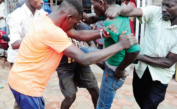 Tolina gy’obitwala: Omuvubuka eyakwatiddwa ng’abba ebintu by’abasuubuzi, baamukubye ne babimusuuza. Tolina gy’obitwala: Omuvubuka eyakwatiddwa ng’abba ebintu by’abasuubuzi, baamukubye ne babimusuuza.
