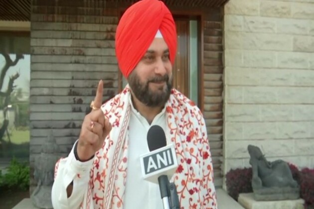 "At 43 years old, he is still the best": Navjot Singh Sidhu feels MS Dhoni is the best wicket keeper even at 43 years