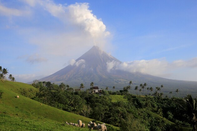 Thousands evacuated as Mayon Volcano erupts in Philippines