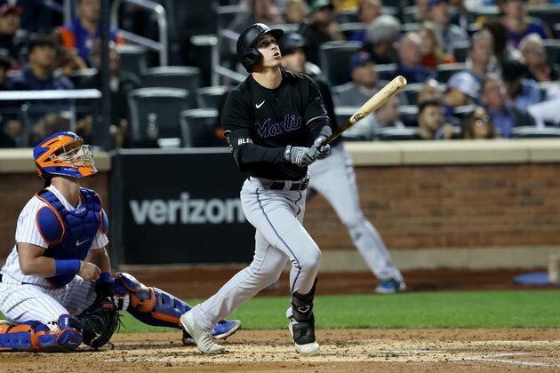 Marlins drop Mets into tie for first in NL East