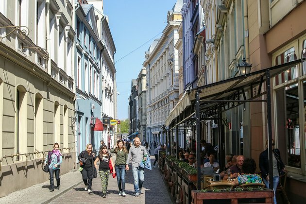 EU member stops issuing visas to Russians