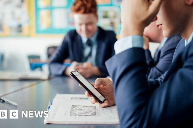 Dads call for ban on smartphones in schools across England