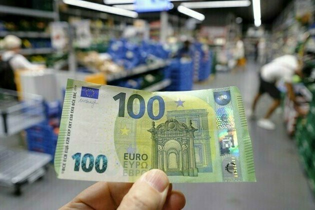 French justice minister calls for abolishing cash