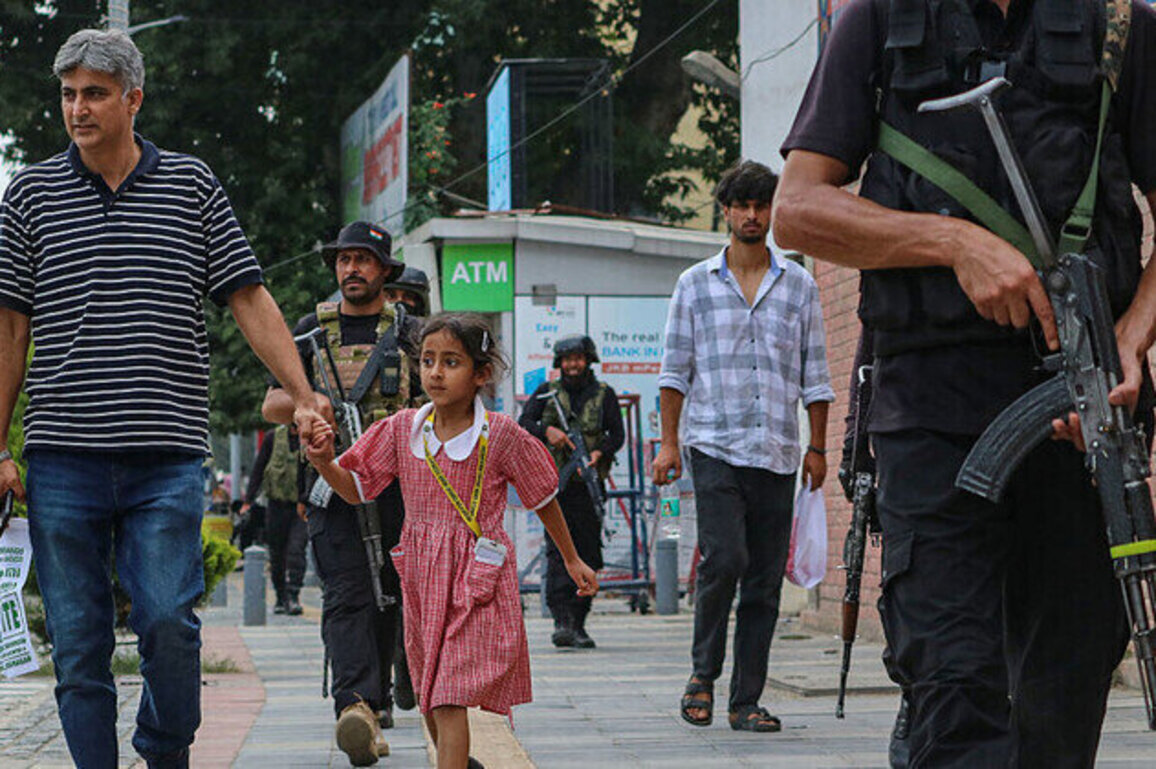 Top Kashmir leader survives assassination attempt