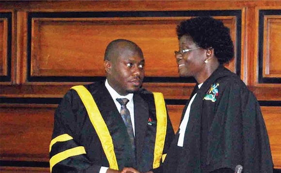 Kawalya ( ku kkono) sipiika wa KCCA ariko nga bamukulisa okuwangula ekifo kino. Kawalya ( ku kkono) sipiika wa KCCA ariko nga bamukulisa okuwangula ekifo kino.